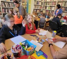 Ilustratorka Magdalena Pilch na warsztatach w Filii na Czarnym Potoku