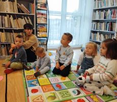 W sobotę razem z mamą do biblioteki