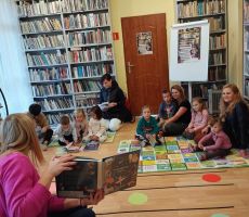 W sobotę razem z mamą do biblioteki