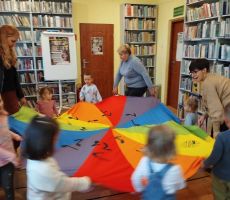 W sobotę razem z mamą do biblioteki