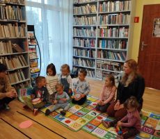 W sobotę razem z mamą do biblioteki