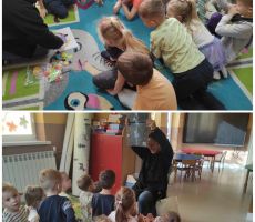 na zdjęciu widać salę przedszkolną, dzieci siedzą na dywanie, bibliotekarz czyta książkę i tworzy układankę z figur geometrycznych