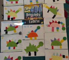 na zdjęciu widać książkę czytana podczas zajęć oraz prace plastyczne wykonane przez dzieci