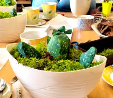 na zdjęciu widać doniczkę i wymalowane w niej kamienie