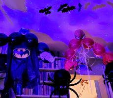 na zdjęciu widać przybraną salę biblioteczną (postaci superbohaterów wykonane z balonów)