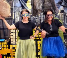 na zdjęciu widać dwie kobiety przebrane za superbohaterki