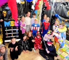 na zdjęciu widać dzieci przebrane za superbohaterów