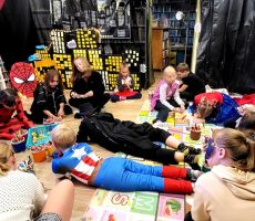 na zdjęciu widać dzieci w sali bibliotecznej