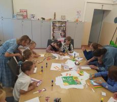 W sobotę z mamą i tatą do biblioteki.