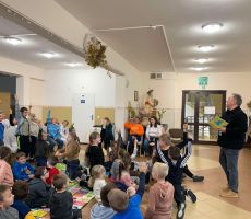 Grzegorz Kasdepke w bibliotece w Bereście