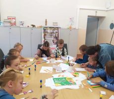 W sobotę z mamą i tatą do biblioteki.