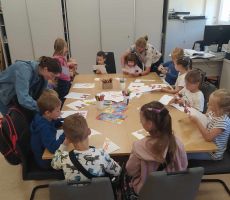 W sobotę z mamą i tatą do biblioteki.