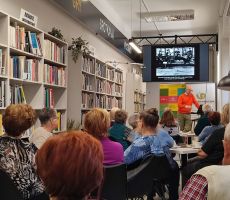 „Music party za regałem”