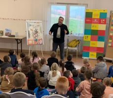 Grzegorz Kasdepke w bibliotece w Bereście