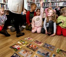 Przedszkolaki poznają tradycje świąteczne.