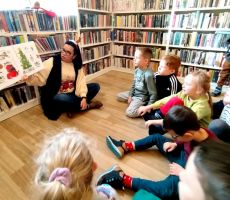 Przedszkolaki poznają tradycje świąteczne.