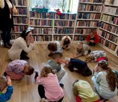 Przedszkolaki poznają tradycje świąteczne.