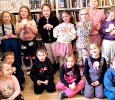 Przedszkolaki w bibliotece na Czarnym Potoku