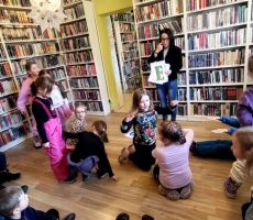 Przedszkolaki w bibliotece na Czarnym Potoku
