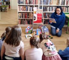 Przedszkolaki w bibliotece na Czarnym Potoku
