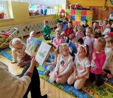 Książkowi Odkrywcy szukają wiosny - zajęcia czytelnicze na Czarnym Potoku