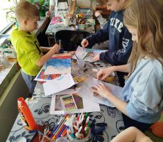 ZAJĘCIA KREATYWNE DLA DZIECI W BIBLIOTECE NA ŹRÓDLANEJ