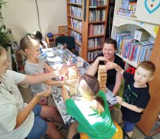 ZAJĘCIA WAKACYJNE W BIBLIOTECE NA ŻRÓDLANEJ