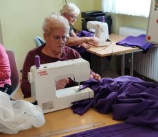 Twórcza energia w bibliotece – kolejna odsłona warsztatów szycia w Tyliczu