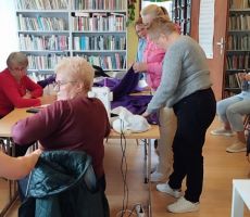 Twórcza energia w bibliotece – kolejna odsłona warsztatów szycia w Tyliczu