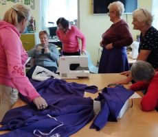 Twórcza energia w bibliotece – kolejna odsłona warsztatów szycia w Tyliczu