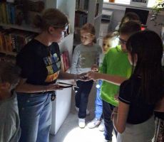 Magia kolorów w blasku latarek – Noc Bibliotek 2025