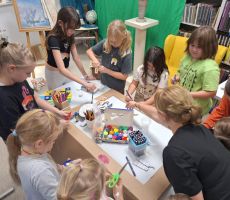 Magia kolorów w blasku latarek – Noc Bibliotek 2025