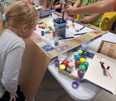 Magia kolorów w blasku latarek – Noc Bibliotek 2025