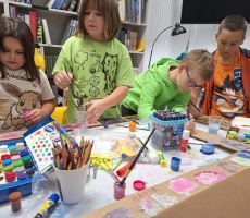 Magia kolorów w blasku latarek – Noc Bibliotek 2025