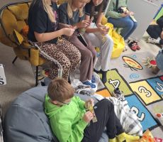 Magia kolorów w blasku latarek – Noc Bibliotek 2025