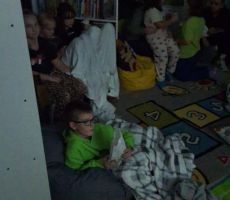 Magia kolorów w blasku latarek – Noc Bibliotek 2025