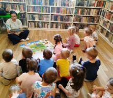 Lato w książce - wizyta Małych Odkrywców w Filii 1