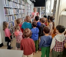 Przedszkolaki z Przedszkola Piątka w Bibliotece