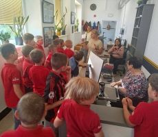Świat zagadek i szyfrów w bibliotece.
