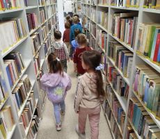 Przedszkolaki z Przedszkola Piątka w Bibliotece