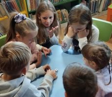Mali detektywi w bibliotece i tajemnica skradzionego klucza